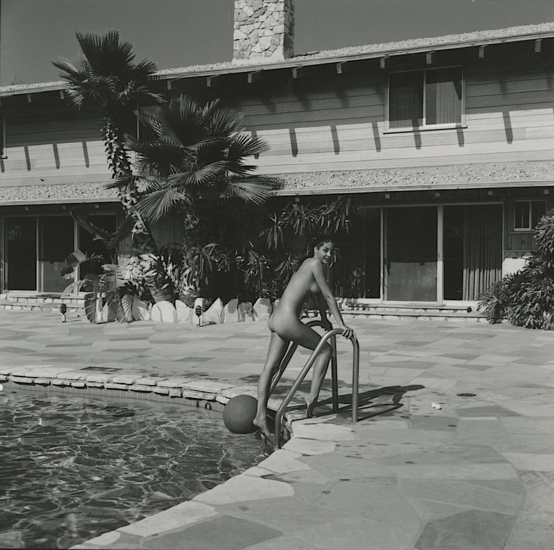 ANDRÉ DE DIENES Vintage Photo 1950s-1960s Nude Study: The provenance of this photo is from the estate/archives of notable photographer André de Dienes (Hungarian 1913 - 1986) in CA. André de Dienes is a well-known photographer, especially recognized fo