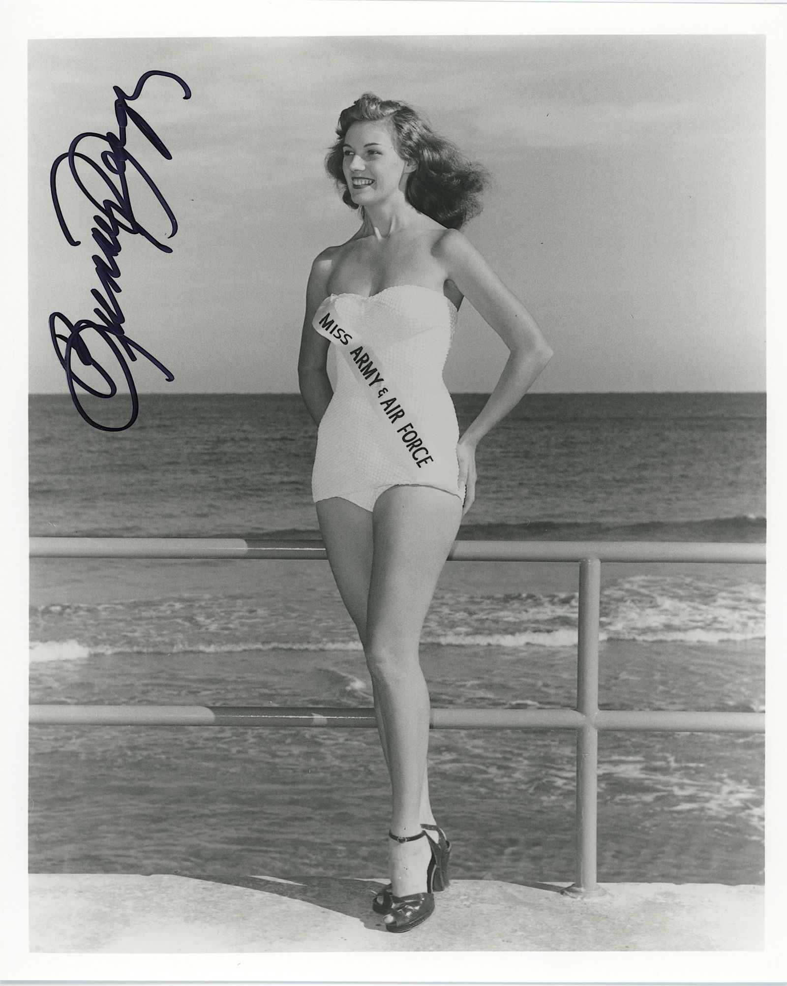 BUNNY YEAGER Vintage Pin Up Photo YEAGER AS PAGEANT - SIGNED: This is a later 10" x 8" photo print our guess from 1990s. The provenance of this lot is from the a private collector in RI. We have included quality images to show it's actual condition. This lot is