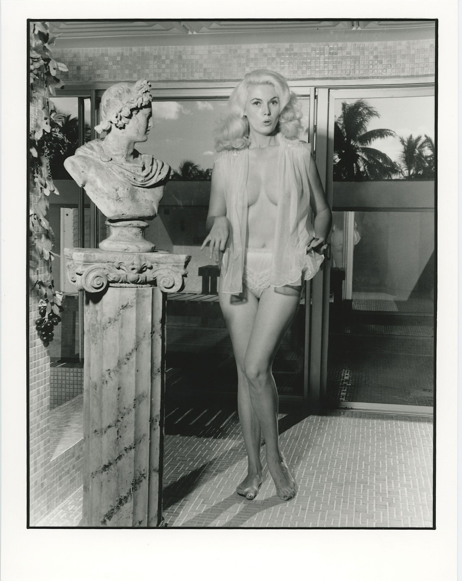 BUNNY YEAGER Vintage Pin Up Photo Model BUNNY YEAGER: This is a later 10" x 8" photo print our guess from 1990s. The provenance of this lot is from the a private collector in RI. We have included quality images to show it's actual condition. This lot is