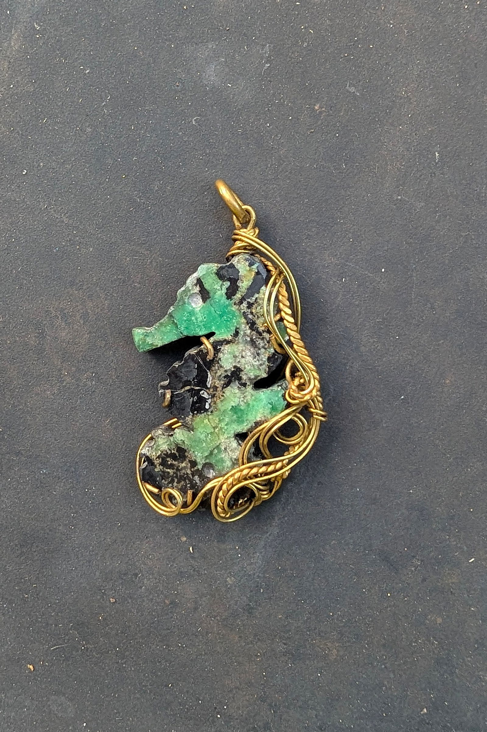 0.6 oz Carved Colombian Emerald Pendant Sea Horse Copper (1 of 2)