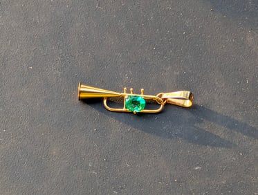 4.645 ctw Genuine Natural Colombia Emeralds Pendant Trumpet 18K