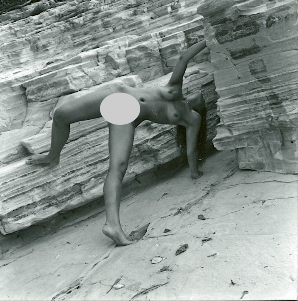 ANDRÉ DE DIENES Vintage Photo 1950s-1960s Nude Study: The provenance of this photo is from the estate/archives of notable photographer André de Dienes (Hungarian 1913 - 1986) in CA. André de Dienes is a well-known photographer, especially recognized fo