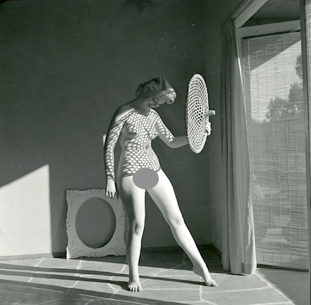 ANDRÉ DE DIENES Vintage Photo 1950s-1960s Nude Study: The provenance of this photo is from the estate/archives of notable photographer André de Dienes (Hungarian 1913 - 1986) in CA. André de Dienes is a well-known photographer, especially recognized fo