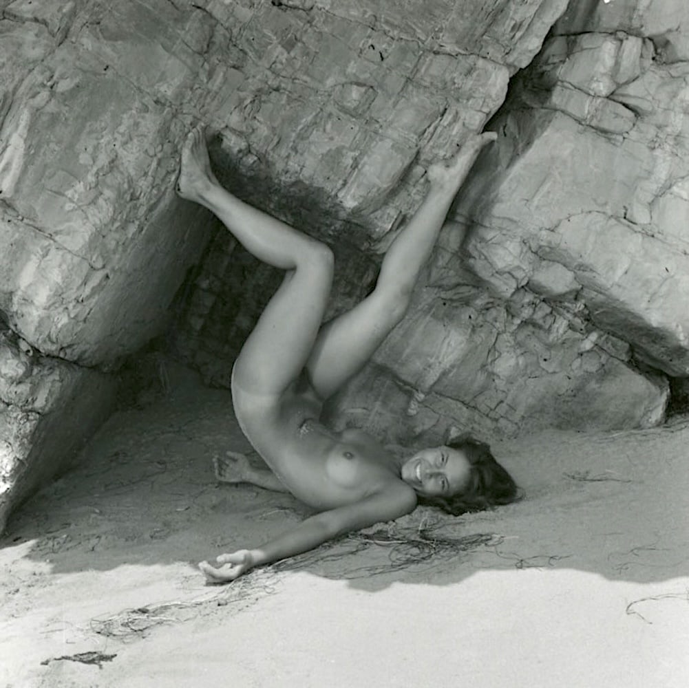ANDRÉ DE DIENES Vintage Photo 1950s-1960s Nude Study: The provenance of this photo is from the estate/archives of notable photographer André de Dienes (Hungarian 1913 - 1986) in CA. André de Dienes is a well-known photographer, especially recognized fo