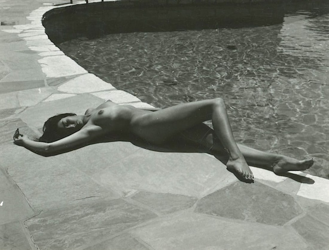 ANDRÉ DE DIENES Vintage Photo 1950s-1960s Nude Study: The provenance of this photo is from the estate/archives of notable photographer André de Dienes (Hungarian 1913 - 1986) in CA. André de Dienes is a well-known photographer, especially recognized fo