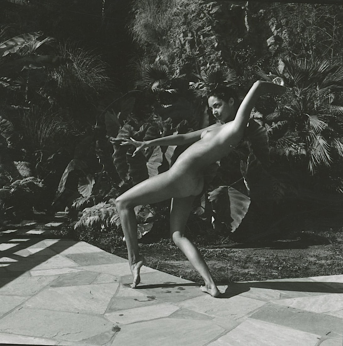 ANDRÉ DE DIENES Vintage Photo 1950s-1960s Nude Study: The provenance of this photo is from the estate/archives of notable photographer André de Dienes (Hungarian 1913 - 1986) in CA. André de Dienes is a well-known photographer, especially recognized fo
