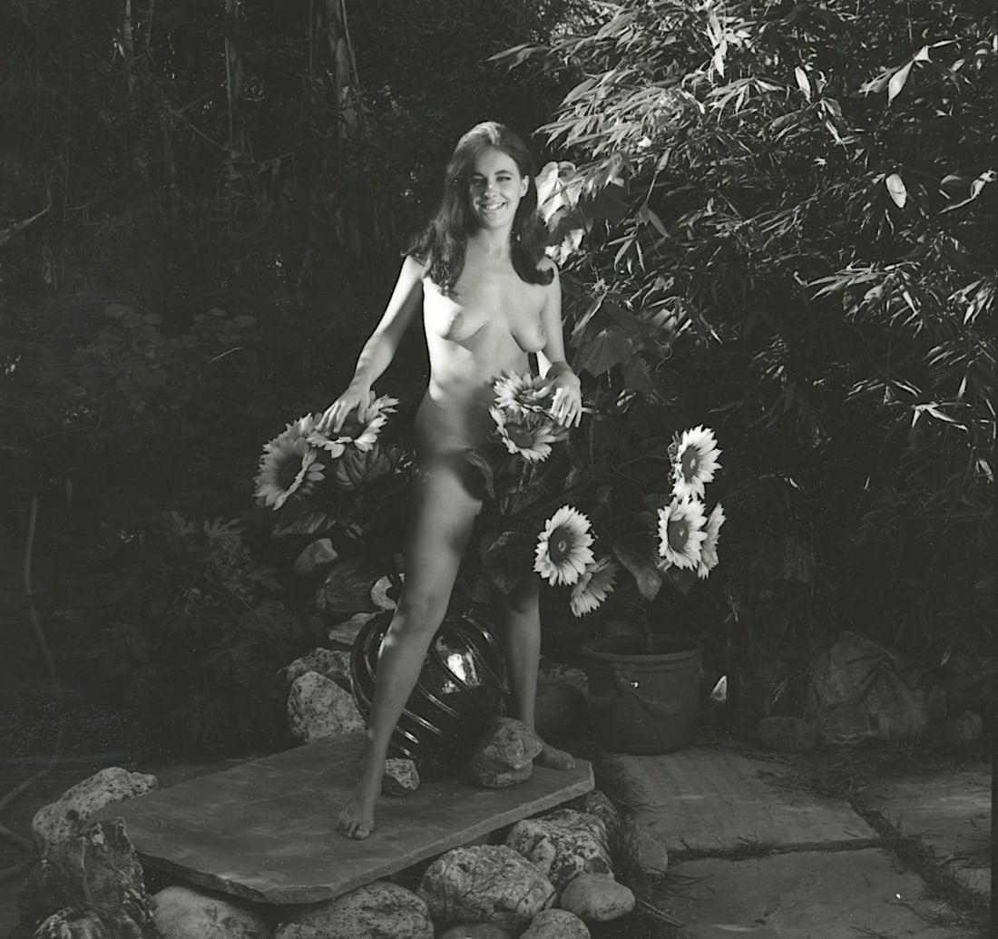 ANDRÉ DE DIENES Vintage Photo 1950s-1960s Nude Study: The provenance of this photo is from the estate/archives of notable photographer André de Dienes (Hungarian 1913 - 1986) in CA. André de Dienes is a well-known photographer, especially recognized fo