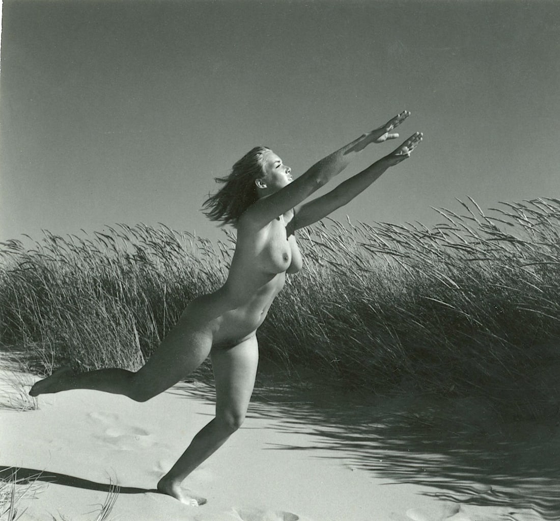 ANDRÉ DE DIENES Vintage Photo 1950s-1960s Nude Study: The provenance of this photo is from the estate/archives of notable photographer André de Dienes (Hungarian 1913 - 1986) in CA. André de Dienes is a well-known photographer, especially recognized fo