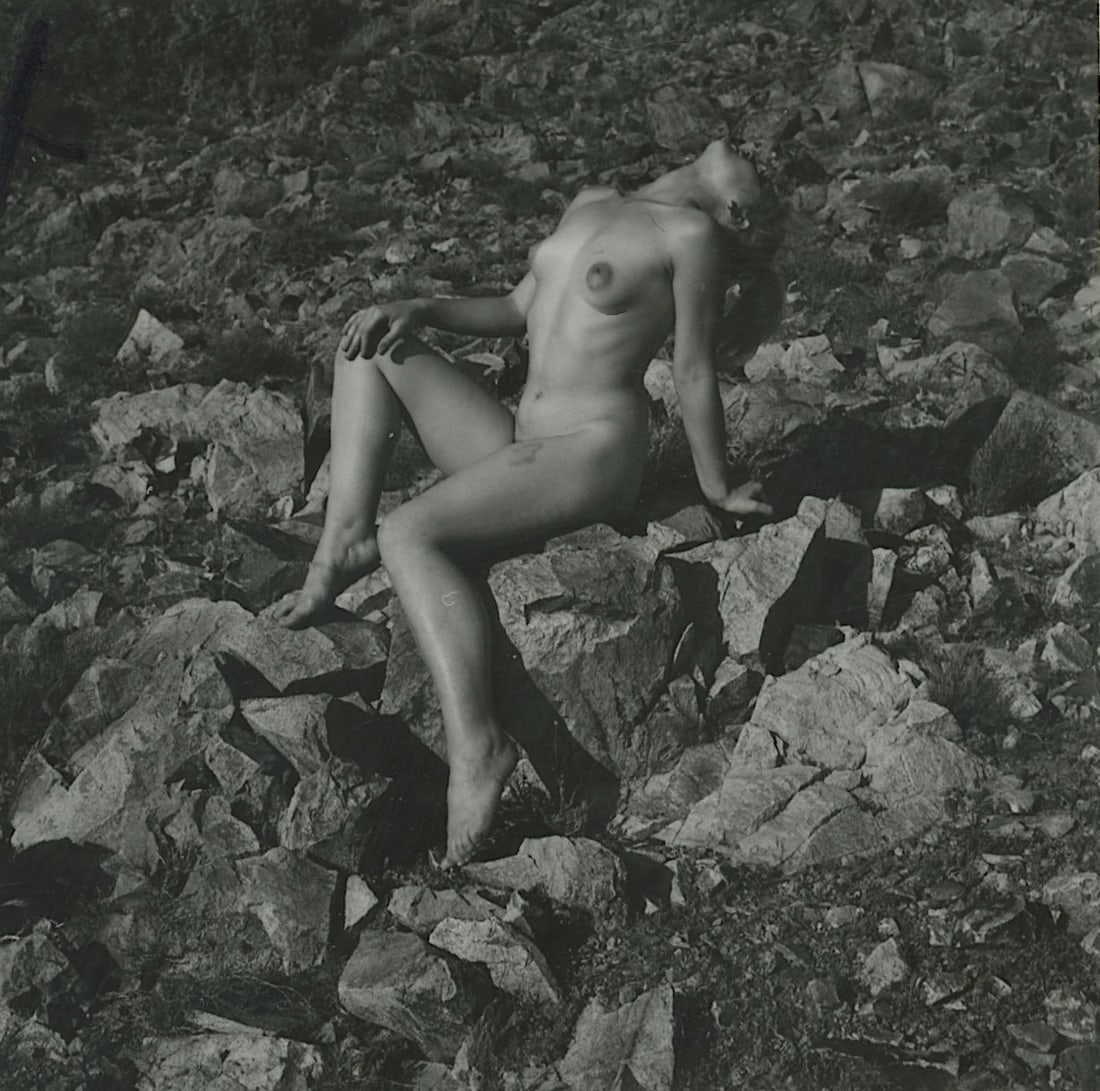 ANDRÉ DE DIENES Vintage Photo 1950s-1960s Nude Study: The provenance of this photo is from the estate/archives of notable photographer André de Dienes (Hungarian 1913 - 1986) in CA. André de Dienes is a well-known photographer, especially recognized fo