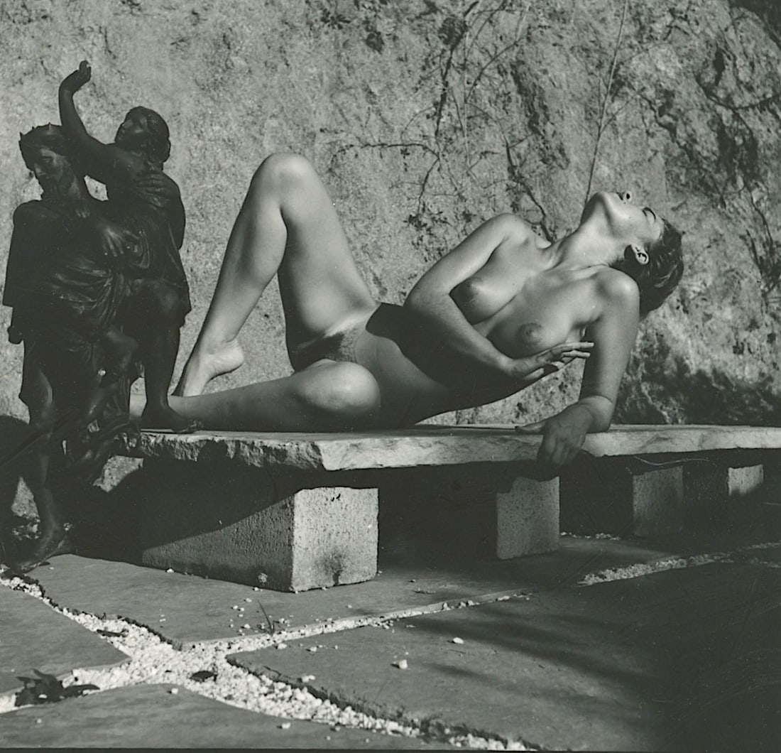 ANDRÉ DE DIENES Vintage Photo 1950s-1960s Nude Study: The provenance of this photo is from the estate/archives of notable photographer André de Dienes (Hungarian 1913 - 1986) in CA. André de Dienes is a well-known photographer, especially recognized fo