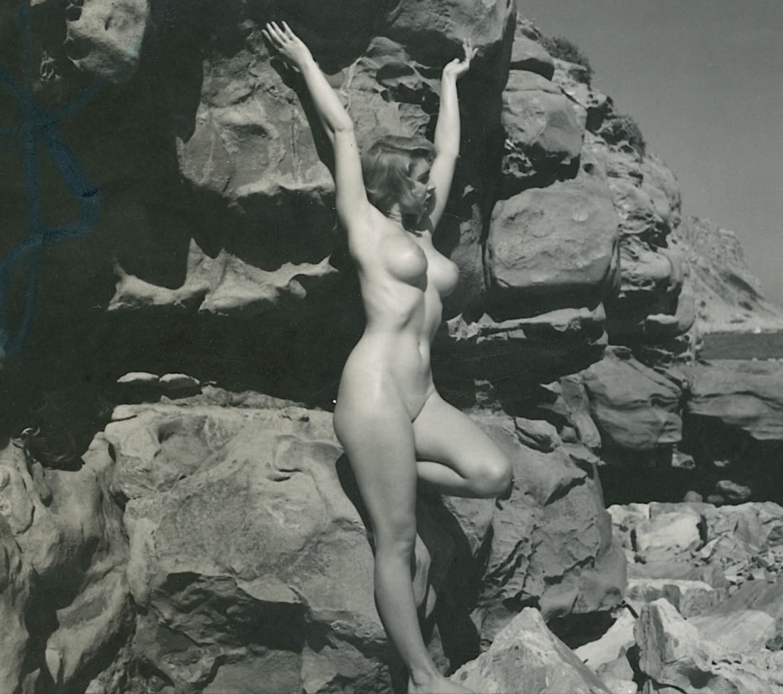 ANDRÉ DE DIENES Vintage Photo 1950s-1960s Nude Study: The provenance of this photo is from the estate/archives of notable photographer André de Dienes (Hungarian 1913 - 1986) in CA. André de Dienes is a well-known photographer, especially recognized fo