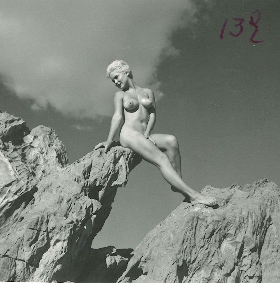 ANDRÉ DE DIENES Vintage Photo 1950s-1960s Nude Study: The provenance of this photo is from the estate/archives of notable photographer André de Dienes (Hungarian 1913 - 1986) in CA. André de Dienes is a well-known photographer, especially recognized fo