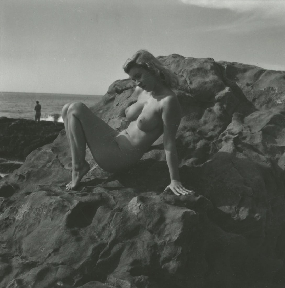 ANDRÉ DE DIENES Vintage Photo 1950s-1960s Nude Study: The provenance of this photo is from the estate/archives of notable photographer André de Dienes (Hungarian 1913 - 1986) in CA. André de Dienes is a well-known photographer, especially recognized fo
