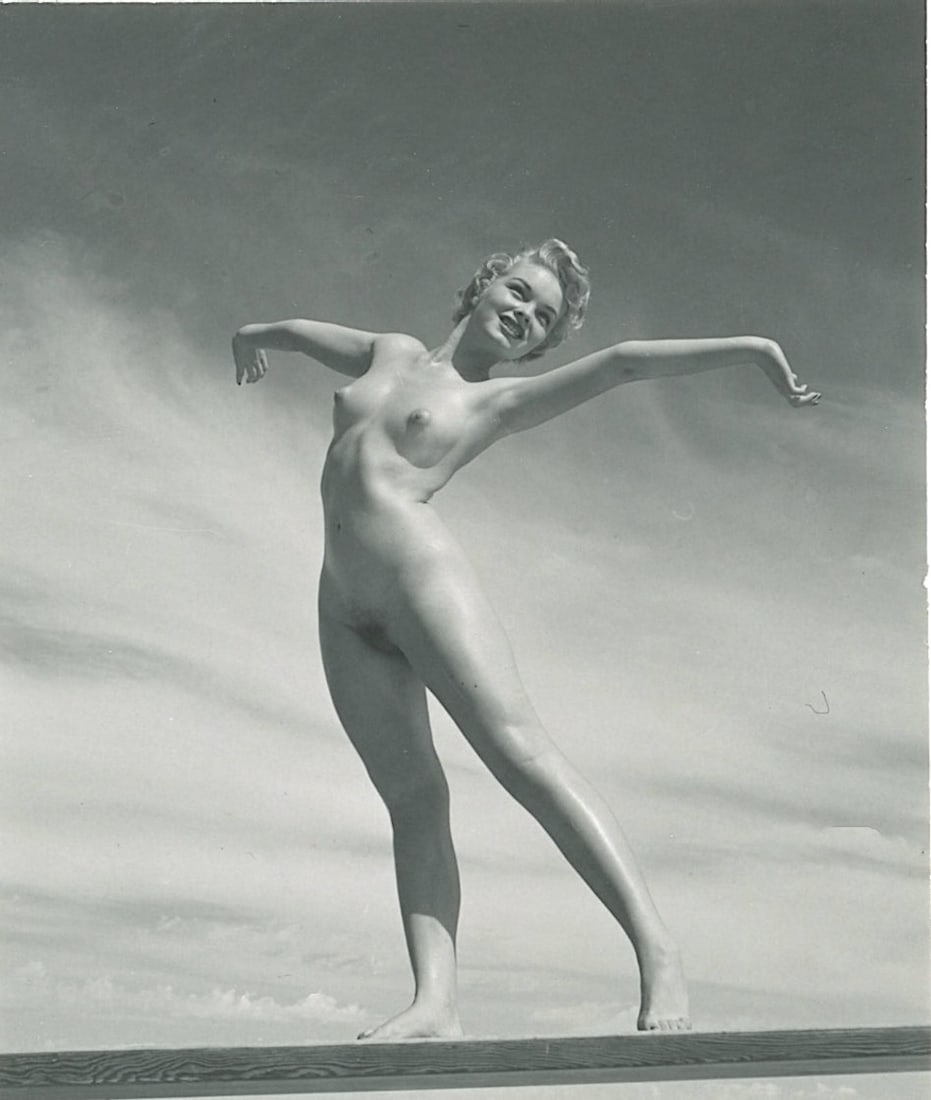 ANDRÉ DE DIENES Vintage Photo 1950s-1960s Nude Study: The provenance of this photo is from the estate/archives of notable photographer André de Dienes (Hungarian 1913 - 1986) in CA. André de Dienes is a well-known photographer, especially recognized fo