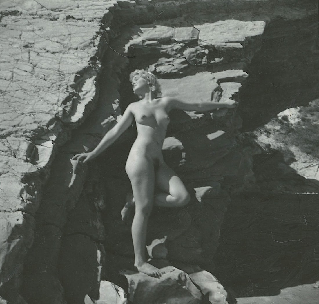 ANDRÉ DE DIENES Vintage Photo 1950s-1960s Nude Study: The provenance of this photo is from the estate/archives of notable photographer André de Dienes (Hungarian 1913 - 1986) in CA. André de Dienes is a well-known photographer, especially recognized fo