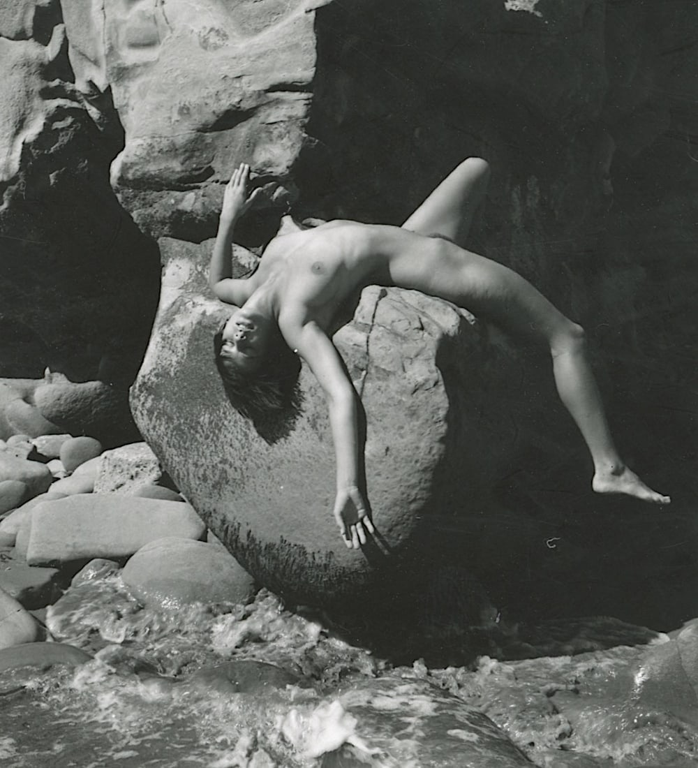 ANDRÉ DE DIENES Vintage Photo 1950s-1960s Nude Study: The provenance of this photo is from the estate/archives of notable photographer André de Dienes (Hungarian 1913 - 1986) in CA. André de Dienes is a well-known photographer, especially recognized fo