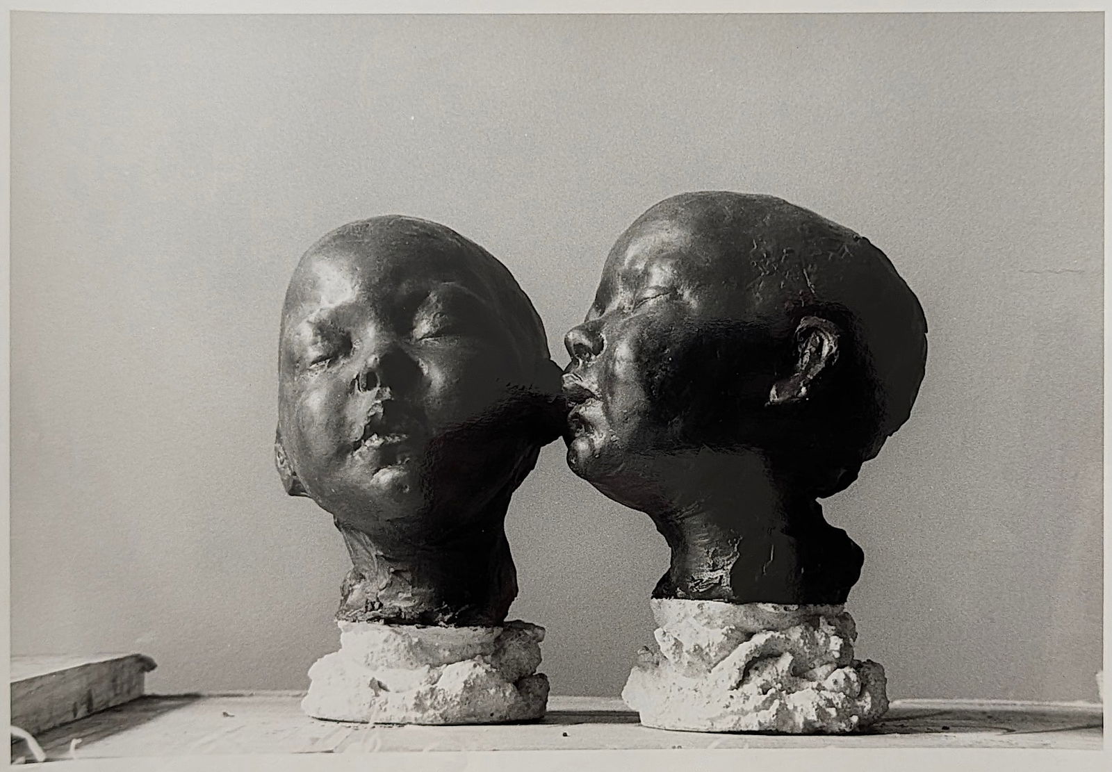 Original Gelatin Photo by TED WILLIAMS - Busts Texas King Family de Fiore: Ted Williams was an American jazz and cultural photographer (1925-2009) known for his extensive work documenting iconic jazz musicians like Duke Ellington and Miles Davis, as well as covering the Civi