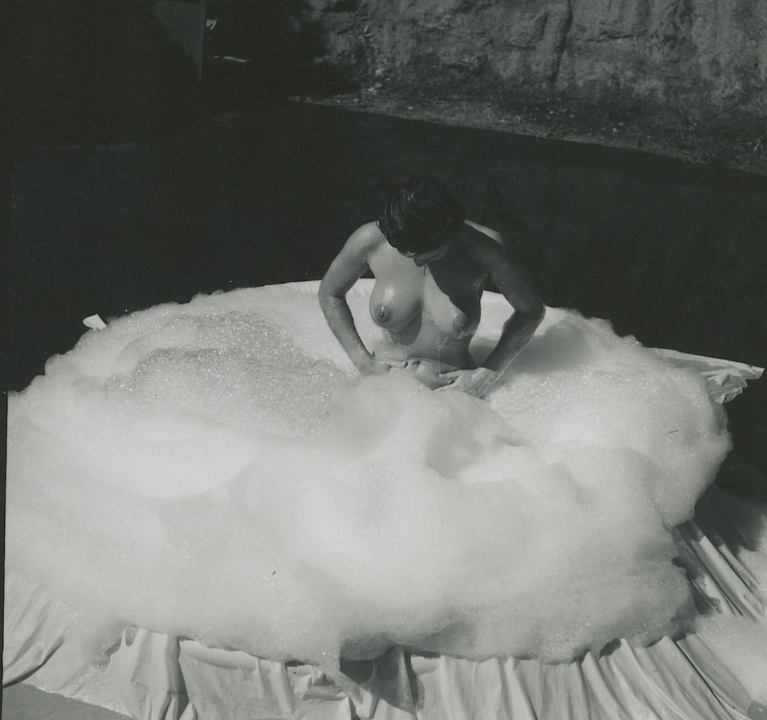 ANDRÉ DE DIENES Vintage Photo 1950s-1960s Nude Study: The provenance of this photo is from the estate/archives of notable photographer André de Dienes (Hungarian 1913 - 1986) in CA. André de Dienes is a well-known photographer, especially recognized fo