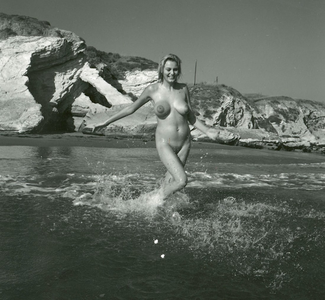 ANDRÉ DE DIENES Vintage Photo 1950s-1960s Nude Study: The provenance of this photo is from the estate/archives of notable photographer André de Dienes (Hungarian 1913 - 1986) in CA. André de Dienes is a well-known photographer, especially recognized fo