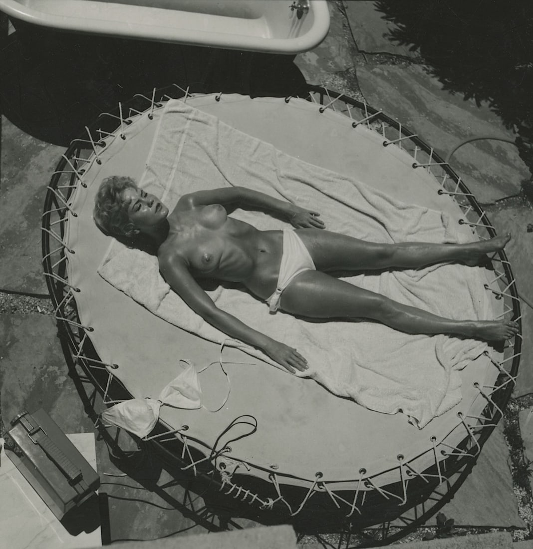 ANDRÉ DE DIENES Vintage Photo 1950s-1960s Nude Study: The provenance of this photo is from the estate/archives of notable photographer André de Dienes (Hungarian 1913 - 1986) in CA. André de Dienes is a well-known photographer, especially recognized fo