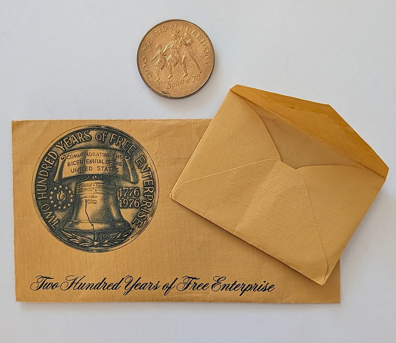 Spirit of '76 Bicentennial Commemorative Medal & Envelope: The provenance of this item is from a professional photographer in LA, CA. This lot is located in Boca Raton, Fl and its shipment will be made directly by Artelisted. Shipping insurance is the respons
