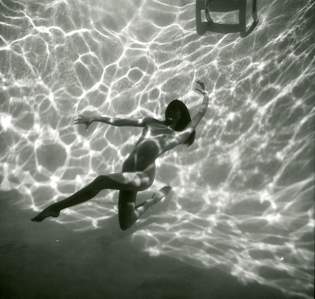 ANDRÉ DE DIENES Vintage Photo 1950s-1960s Nude Study: The provenance of this photo is from the estate/archives of notable photographer André de Dienes (Hungarian 1913 - 1986) in CA. André de Dienes is a well-known photographer, especially recognized fo