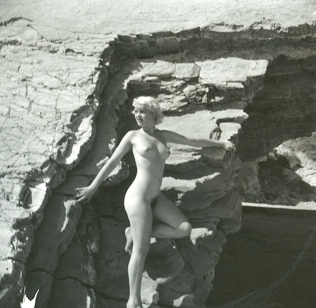 ANDRÉ DE DIENES Vintage Photo 1950s-1960s Nude Study: The provenance of this photo is from the estate/archives of notable photographer André de Dienes (Hungarian 1913 - 1986) in CA. André de Dienes is a well-known photographer, especially recognized fo