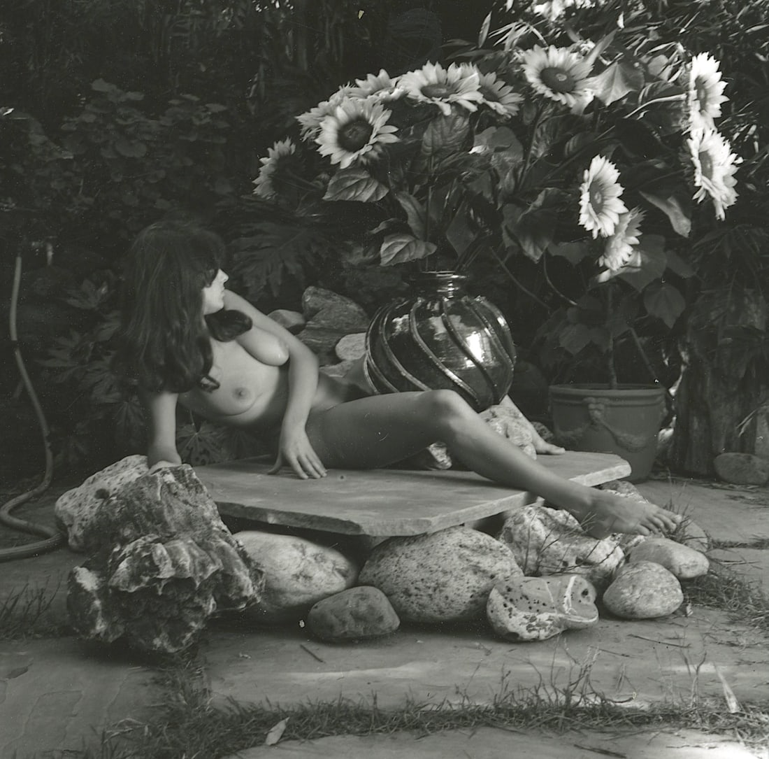 ANDRÉ DE DIENES Vintage Photo 1950s-1960s Nude Study: The provenance of this photo is from the estate/archives of notable photographer André de Dienes (Hungarian 1913 - 1986) in CA. André de Dienes is a well-known photographer, especially recognized fo