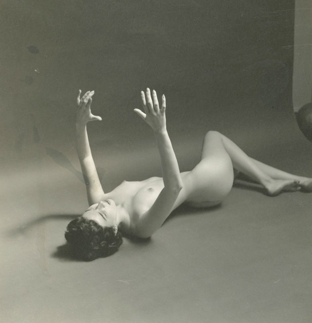 ANDRÉ DE DIENES Vintage Photo 1950s-1960s Nude Study: The provenance of this photo is from the estate/archives of notable photographer André de Dienes (Hungarian 1913 - 1986) in CA. André de Dienes is a well-known photographer, especially recognized fo