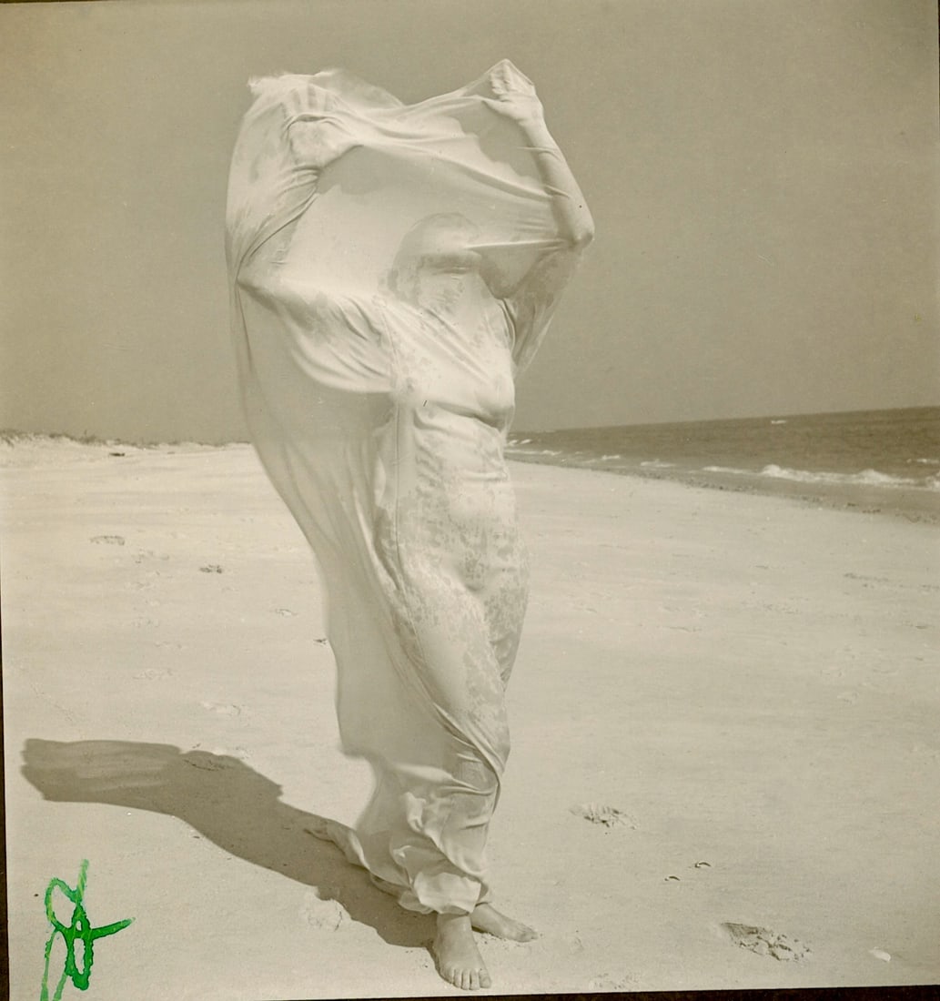 ANDRÉ DE DIENES Vintage Photo 1950s-1960s Nude Study: The provenance of this photo is from the estate/archives of notable photographer André de Dienes (Hungarian 1913 - 1986) in CA. André de Dienes is a well-known photographer, especially recognized fo