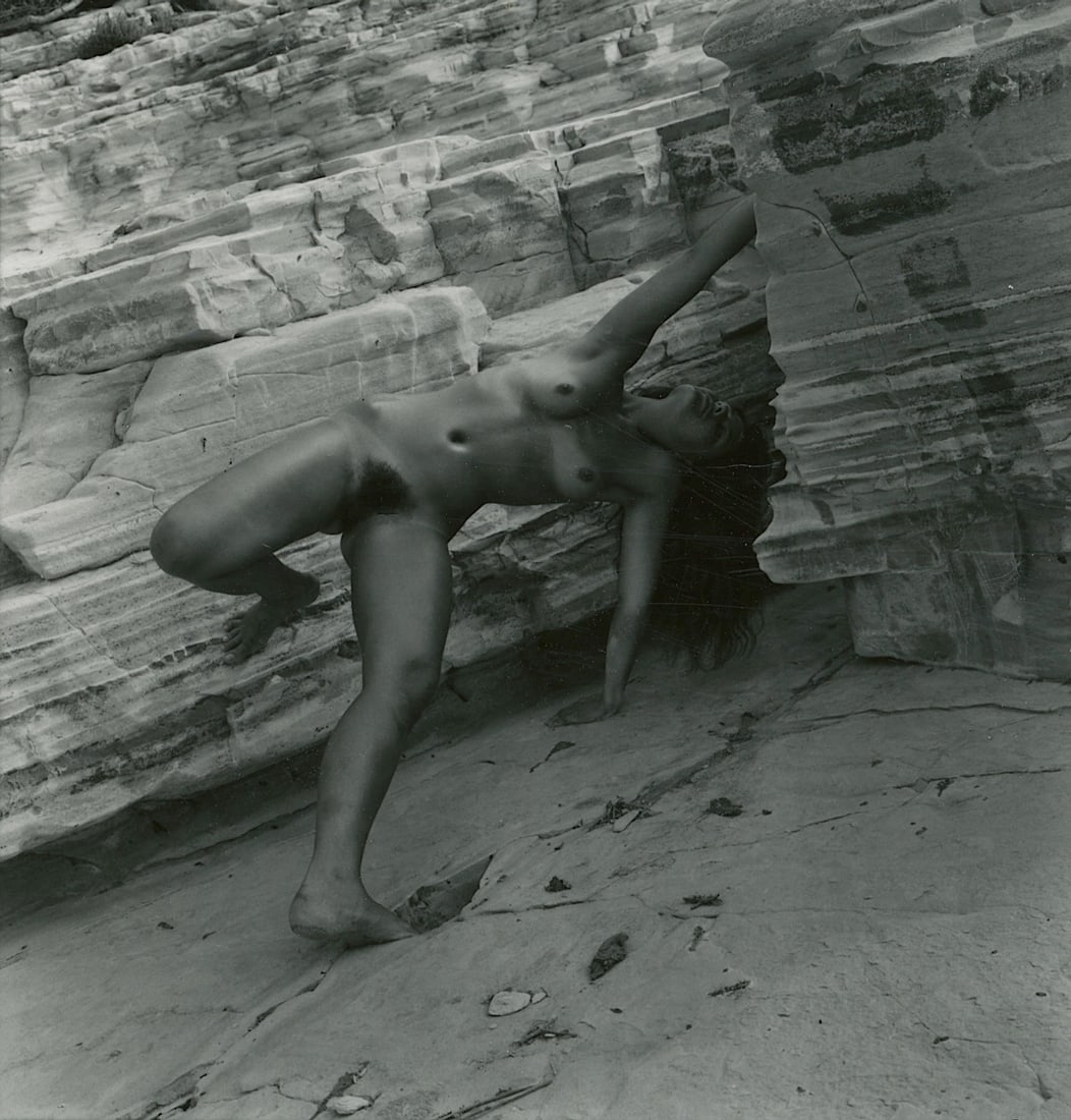 ANDRÉ DE DIENES Vintage Photo 1950s-1960s Nude Study: The provenance of this photo is from the estate/archives of notable photographer André de Dienes (Hungarian 1913 - 1986) in CA. André de Dienes is a well-known photographer, especially recognized fo