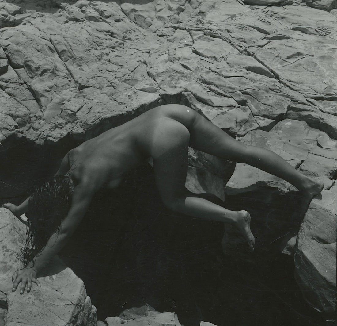 ANDRÉ DE DIENES Vintage Photo 1950s-1960s Nude Study: The provenance of this photo is from the estate/archives of notable photographer André de Dienes (Hungarian 1913 - 1986) in CA. André de Dienes is a well-known photographer, especially recognized fo