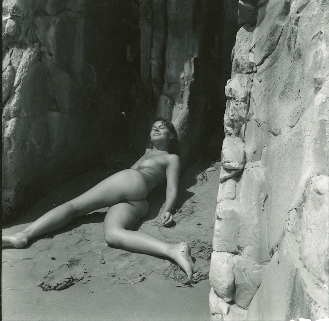 ANDRÉ DE DIENES Vintage Photo 1950s-1960s Nude Study: The provenance of this photo is from the estate/archives of notable photographer André de Dienes (Hungarian 1913 - 1986) in CA. André de Dienes is a well-known photographer, especially recognized fo