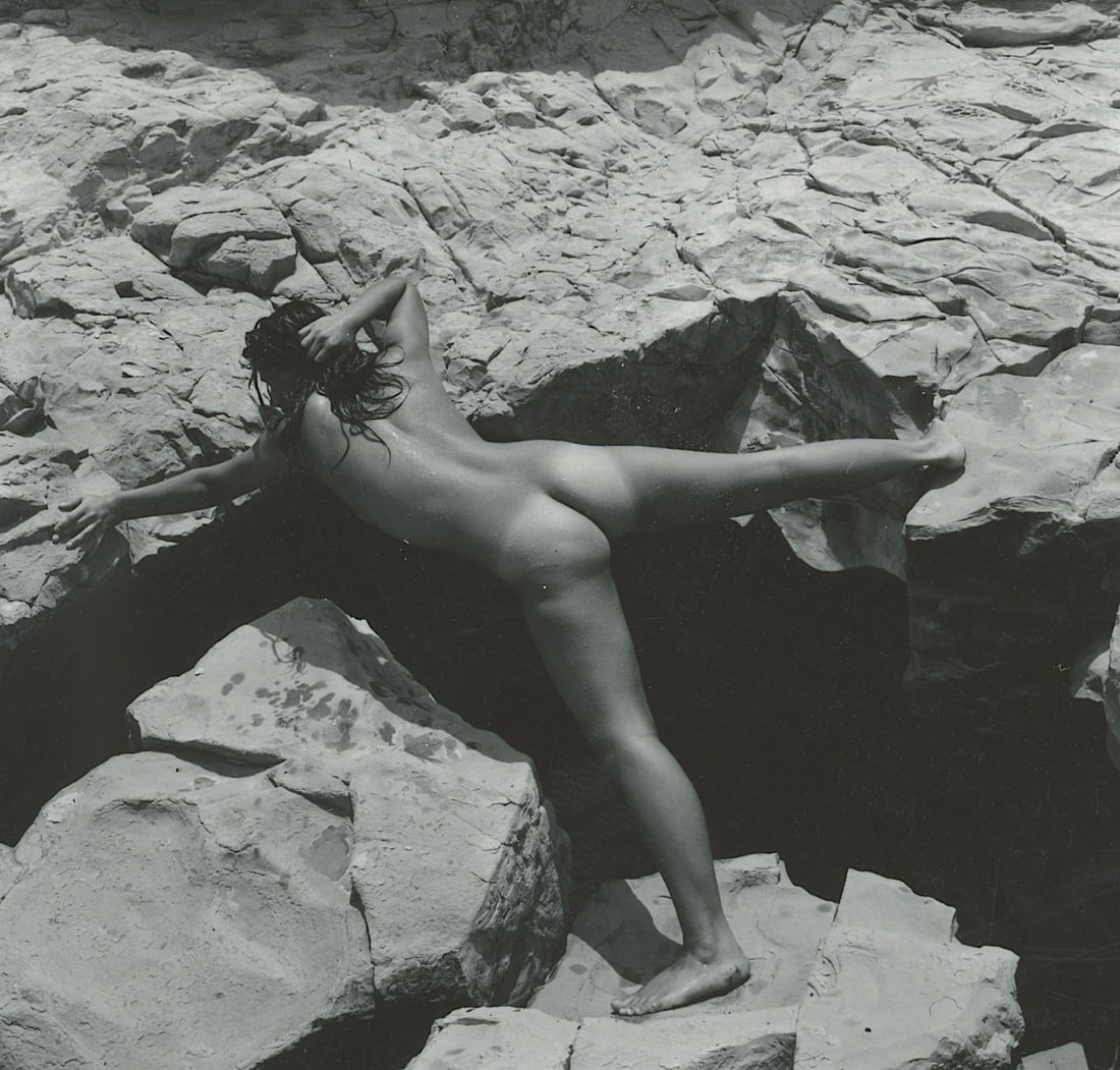 ANDRÉ DE DIENES Vintage Photo 1950s-1960s Nude Study: The provenance of this photo is from the estate/archives of notable photographer André de Dienes (Hungarian 1913 - 1986) in CA. André de Dienes is a well-known photographer, especially recognized fo