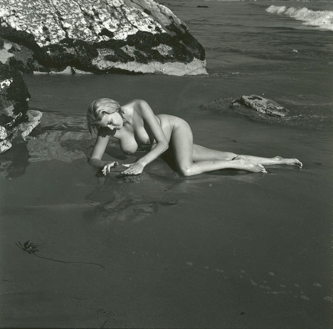 ANDRÉ DE DIENES Vintage Photo 1950s-1960s Nude Study: The provenance of this photo is from the estate/archives of notable photographer André de Dienes (Hungarian 1913 - 1986) in CA. André de Dienes is a well-known photographer, especially recognized fo