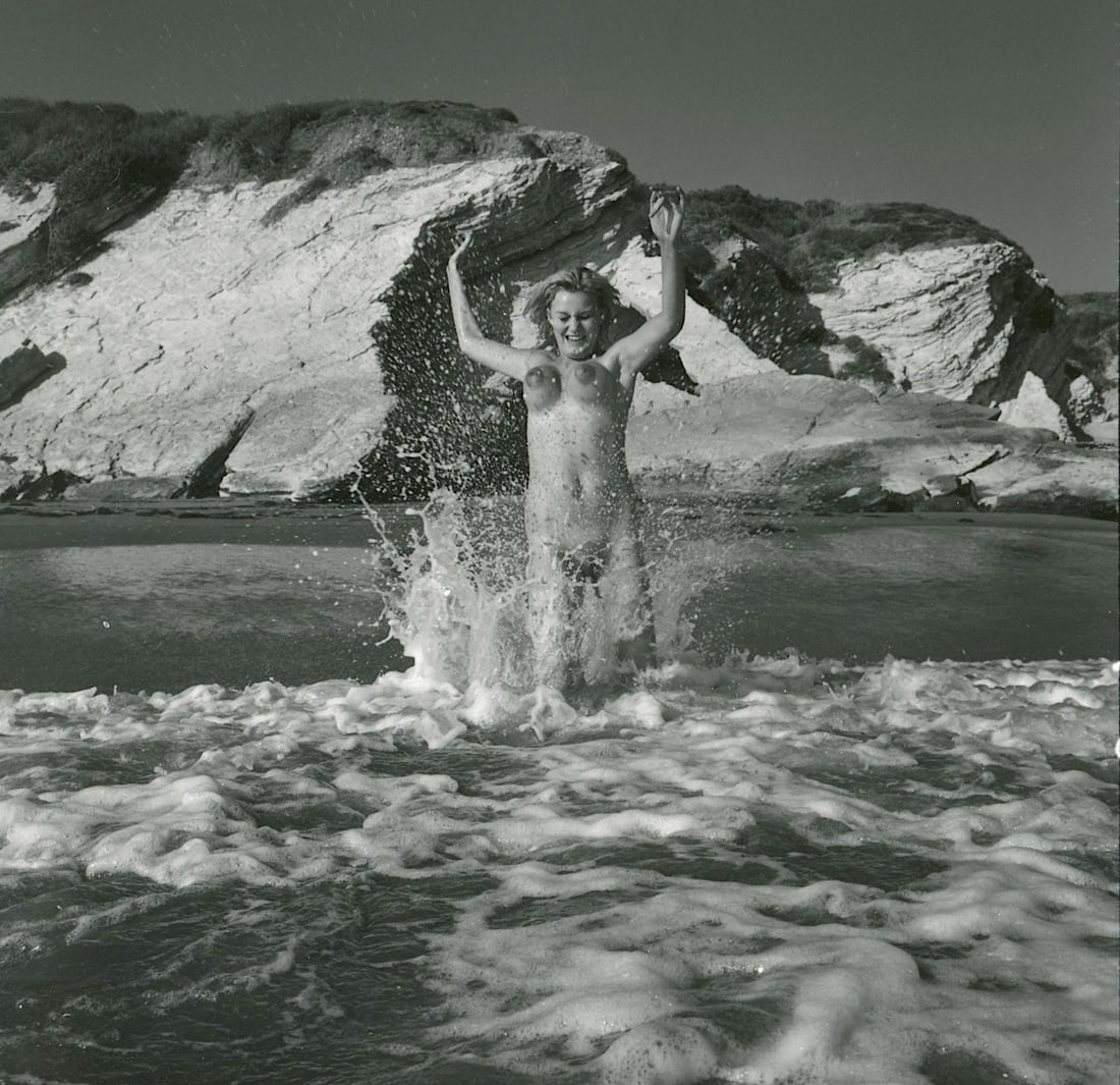 ANDRÉ DE DIENES Vintage Photo 1950s-1960s Nude Study: The provenance of this photo is from the estate/archives of notable photographer André de Dienes (Hungarian 1913 - 1986) in CA. André de Dienes is a well-known photographer, especially recognized fo