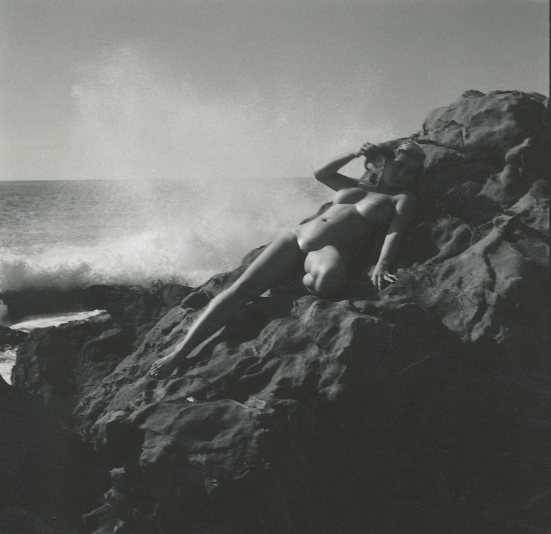 ANDRÉ DE DIENES Vintage Photo 1950s-1960s Nude Study: The provenance of this photo is from the estate/archives of notable photographer André de Dienes (Hungarian 1913 - 1986) in CA. André de Dienes is a well-known photographer, especially recognized fo