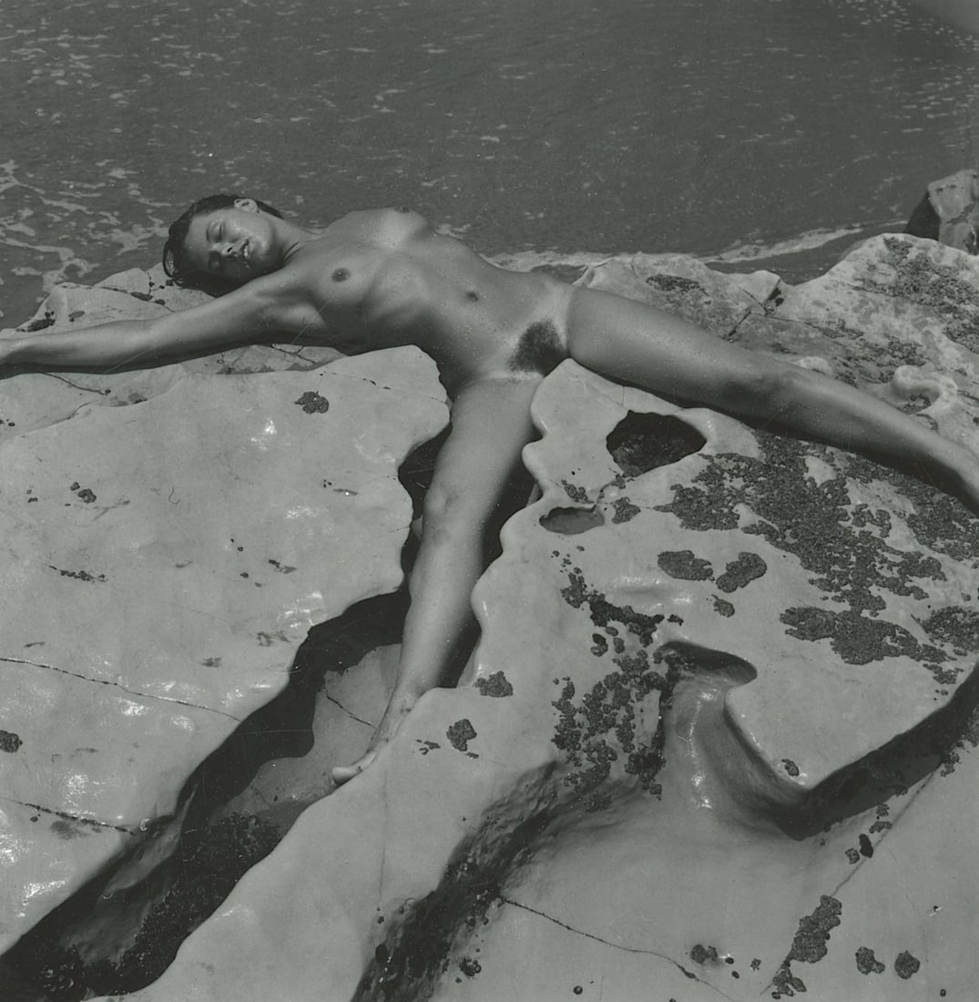 ANDRÉ DE DIENES Vintage Photo 1950s-1960s Nude Study: The provenance of this photo is from the estate/archives of notable photographer André de Dienes (Hungarian 1913 - 1986) in CA. André de Dienes is a well-known photographer, especially recognized fo