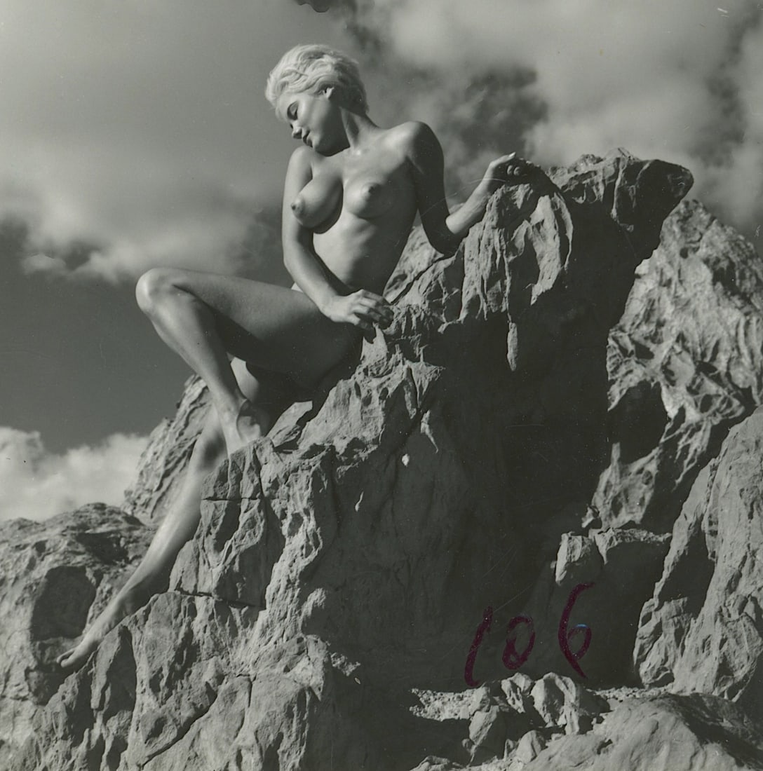 ANDRÉ DE DIENES Vintage Photo 1950s-1960s Nude Study: The provenance of this photo is from the estate/archives of notable photographer André de Dienes (Hungarian 1913 - 1986) in CA. André de Dienes is a well-known photographer, especially recognized fo