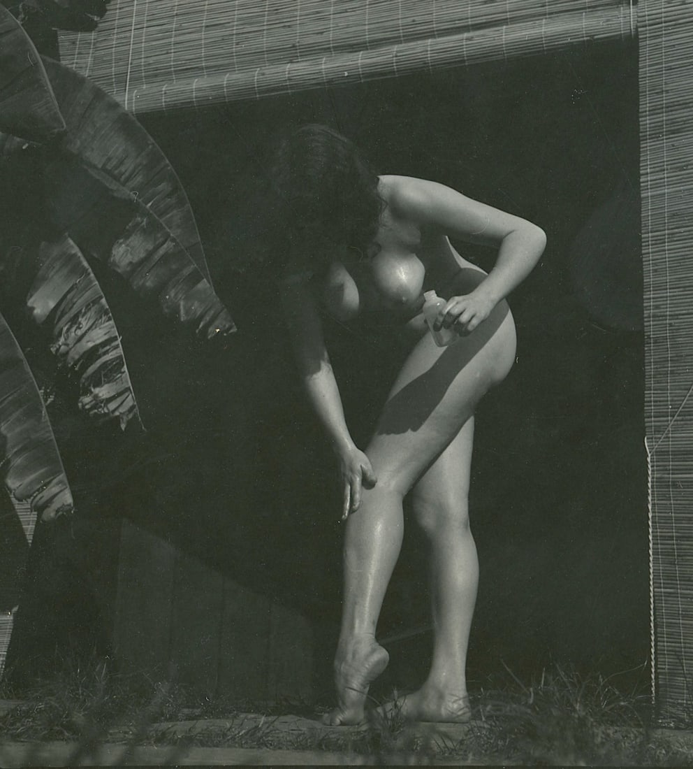 ANDRÉ DE DIENES Vintage Photo 1950s-1960s Nude Study: The provenance of this photo is from the estate/archives of notable photographer André de Dienes (Hungarian 1913 - 1986) in CA. André de Dienes is a well-known photographer, especially recognized fo