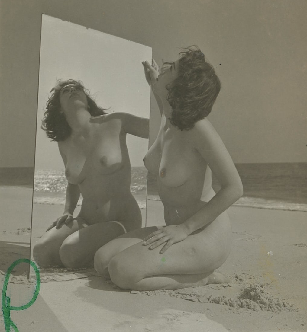 ANDRÉ DE DIENES Vintage Photo 1950s-1960s Nude Study: The provenance of this photo is from the estate/archives of notable photographer André de Dienes (Hungarian 1913 - 1986) in CA. André de Dienes is a well-known photographer, especially recognized fo