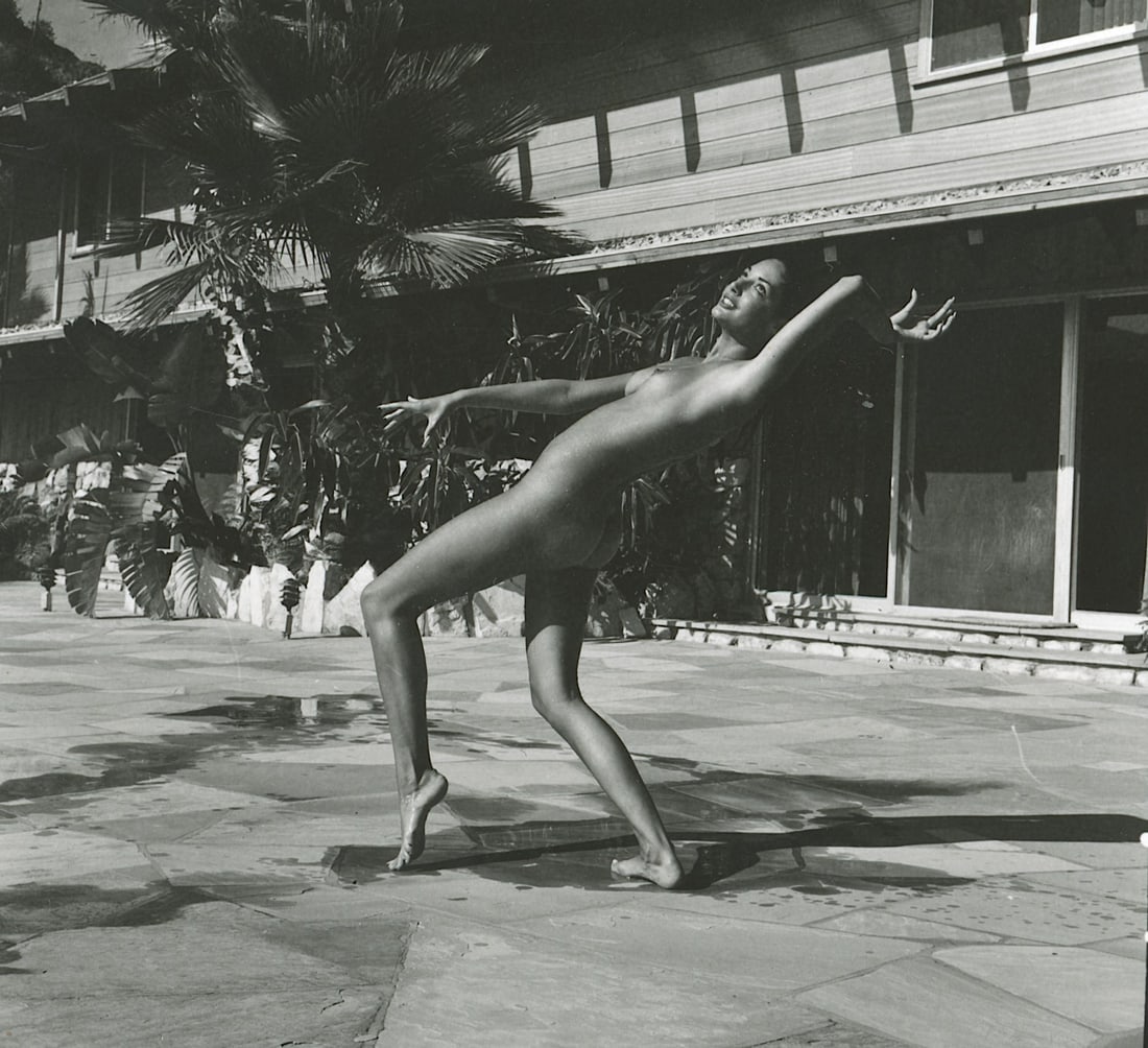 ANDRÉ DE DIENES Vintage Photo 1950s-1960s Nude Study: The provenance of this photo is from the estate/archives of notable photographer André de Dienes (Hungarian 1913 - 1986) in CA. André de Dienes is a well-known photographer, especially recognized fo