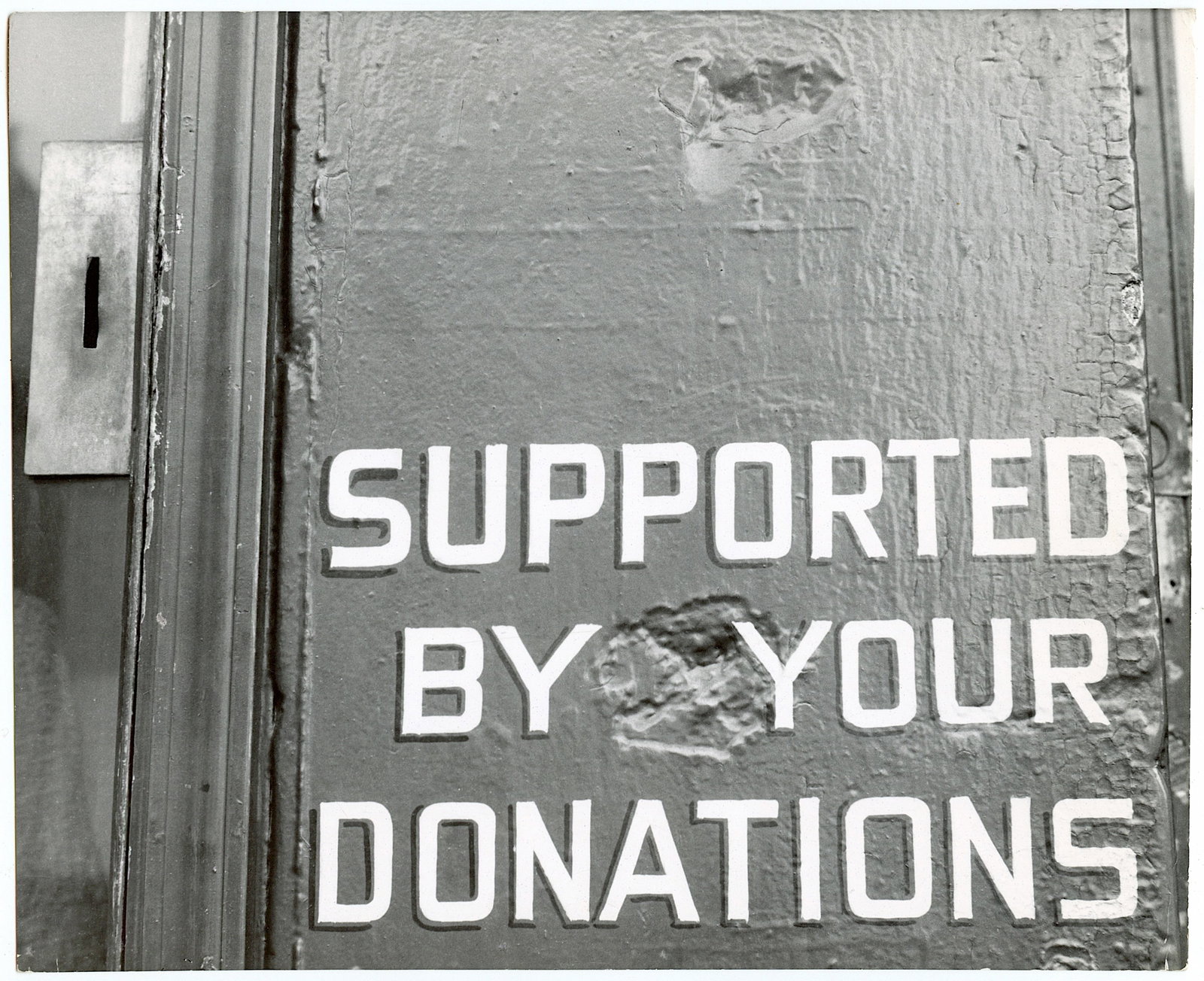 Original Photography by HERB FLATOW Serie Kitty Orphanage: This lot is coming from the estate of a collector in RI. We have included a quality scan to show it's actual condition. The dimensions are Approx. 10" x 8" (some variances can occur). This lot is loca