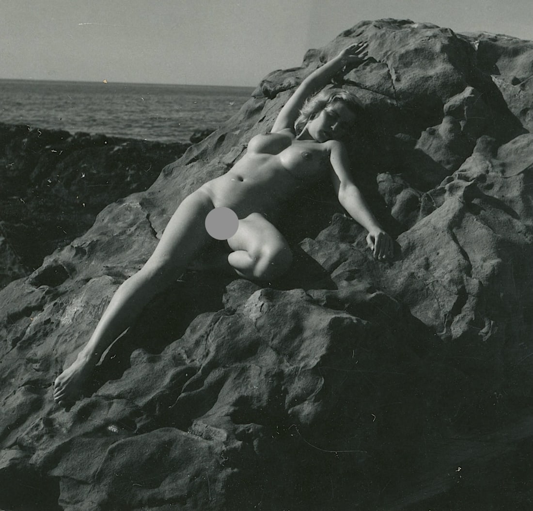 ANDRÉ DE DIENES Vintage Photo 1950s-1960s Nude Study: The provenance of this photo is from the estate/archives of notable photographer André de Dienes (Hungarian 1913 - 1986) in CA. André de Dienes is a well-known photographer, especially recognized fo