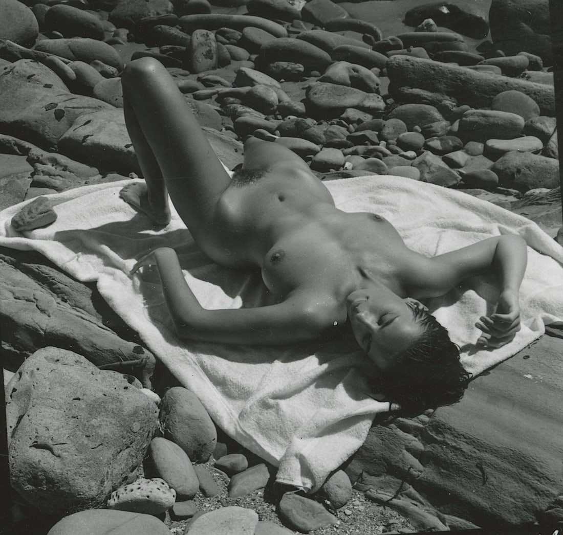 ANDRÉ DE DIENES Vintage Photo 1950s-1960s Nude Study: The provenance of this photo is from the estate/archives of notable photographer André de Dienes (Hungarian 1913 - 1986) in CA. André de Dienes is a well-known photographer, especially recognized fo