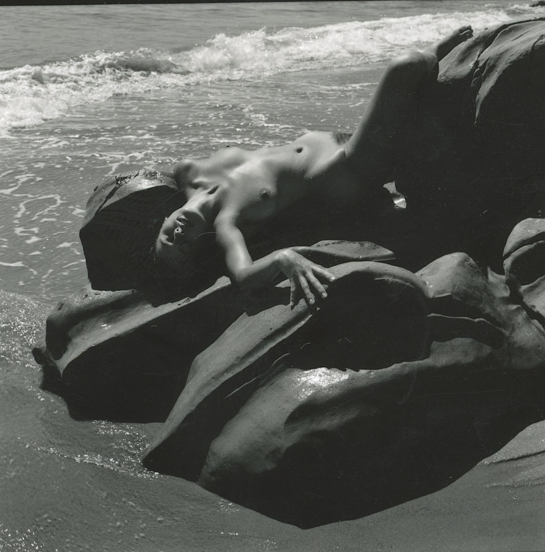 ANDRÉ DE DIENES Vintage Photo 1950s-1960s Nude Study: The provenance of this photo is from the estate/archives of notable photographer André de Dienes (Hungarian 1913 - 1986) in CA. André de Dienes is a well-known photographer, especially recognized fo