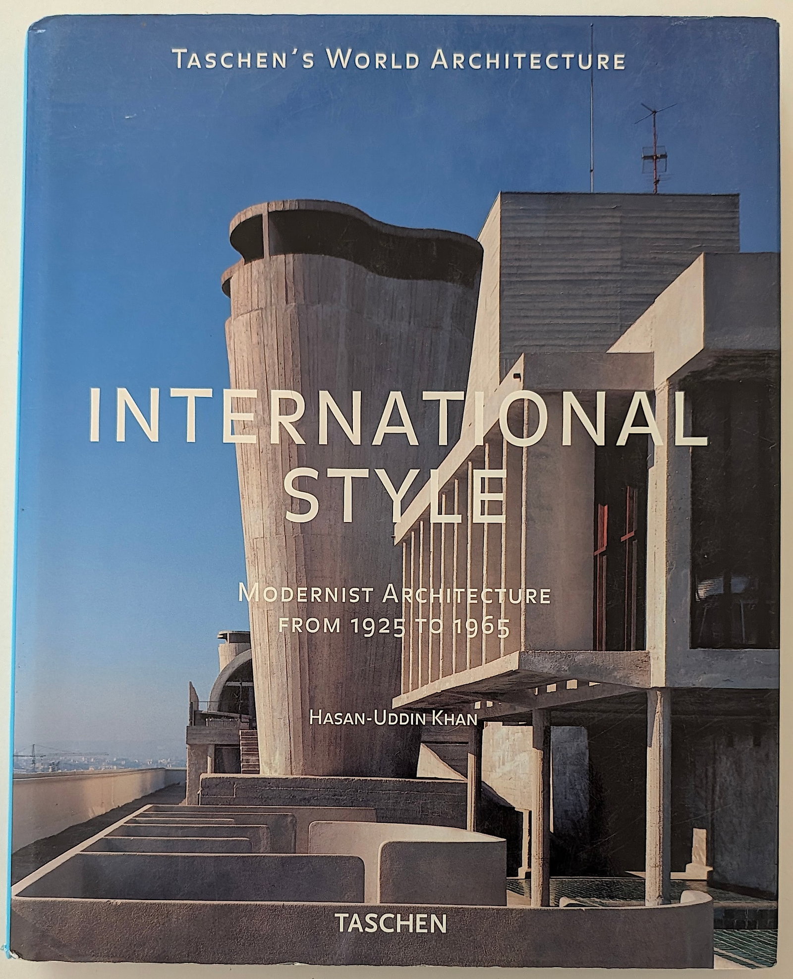 International Style: Modernist Architecture from 1925 to 1965: Provenance from the estate of a WW2 Veteran in GA. We have included quality images to show it's actual condition. This lot is located in Boca Raton, Fl and its shipment will be made directly by Arteli