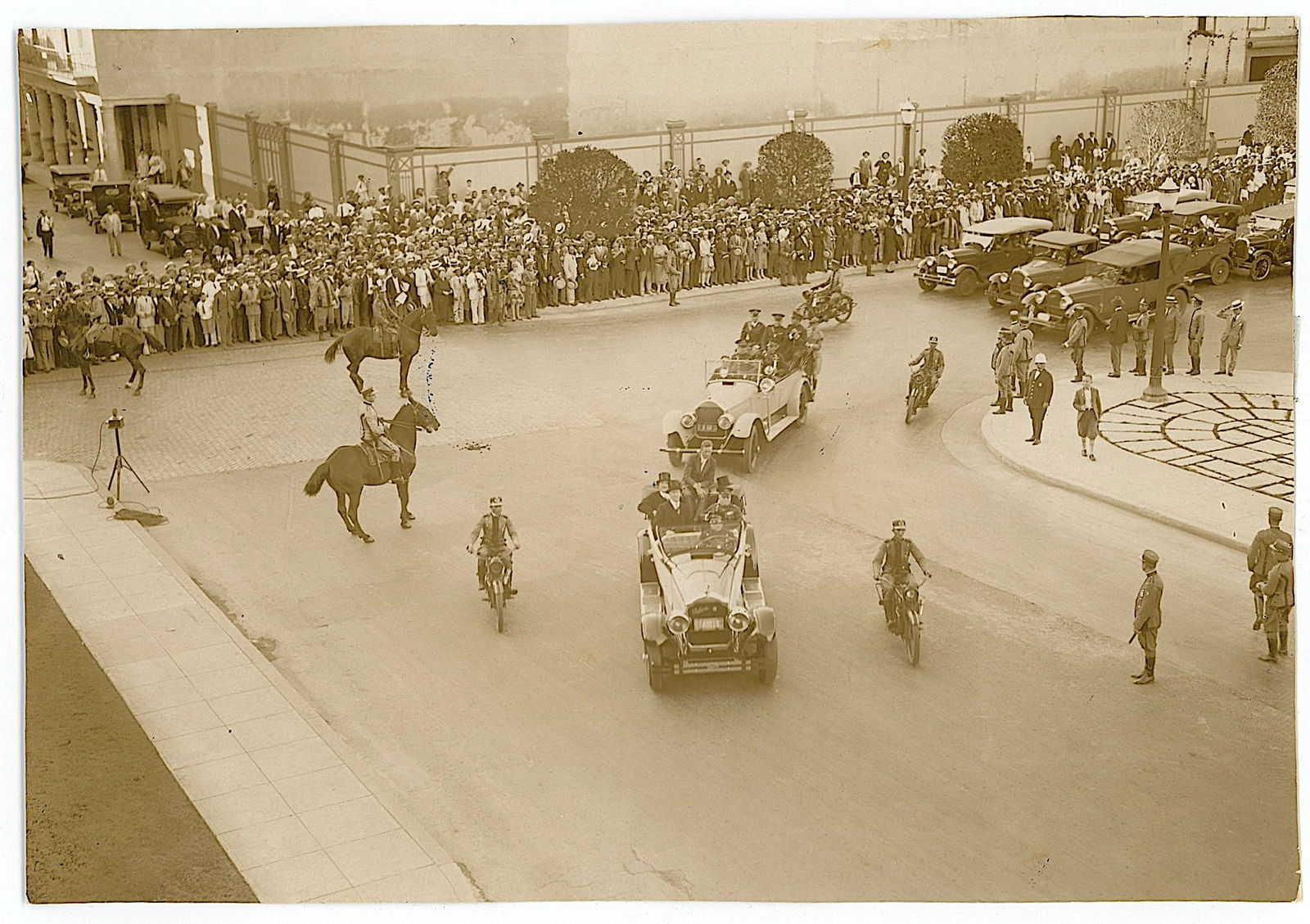 Vintage Rare Phhotograph Mexican Pres. Pascual Ortiz Rubio: The provenance of this item is the forgotten (for many years) inventories of Artelisted. The dimensions are Approx. 4.25" x 5.75". This lot is located in Boca Raton, Fl and its shipment will be made d