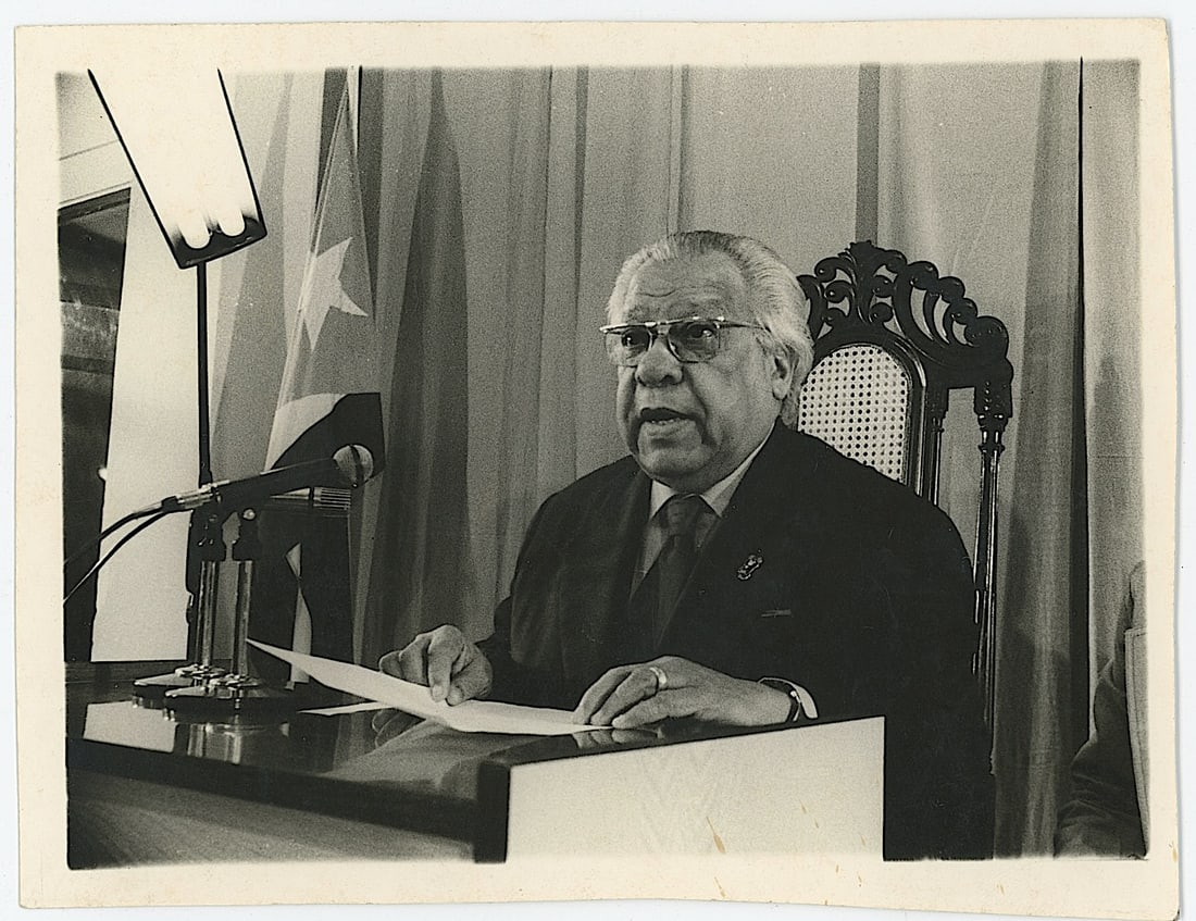 Vintage Photograph NICOLAS GUILLEN Ephemera Collectors Opportunity: The provenance of this item is the forgotten (for many years) inventories of Artelisted. The dimensions are Approx. 5.5" x 3.5". This lot is located in Boca Raton, Fl and its shipment will be made dir