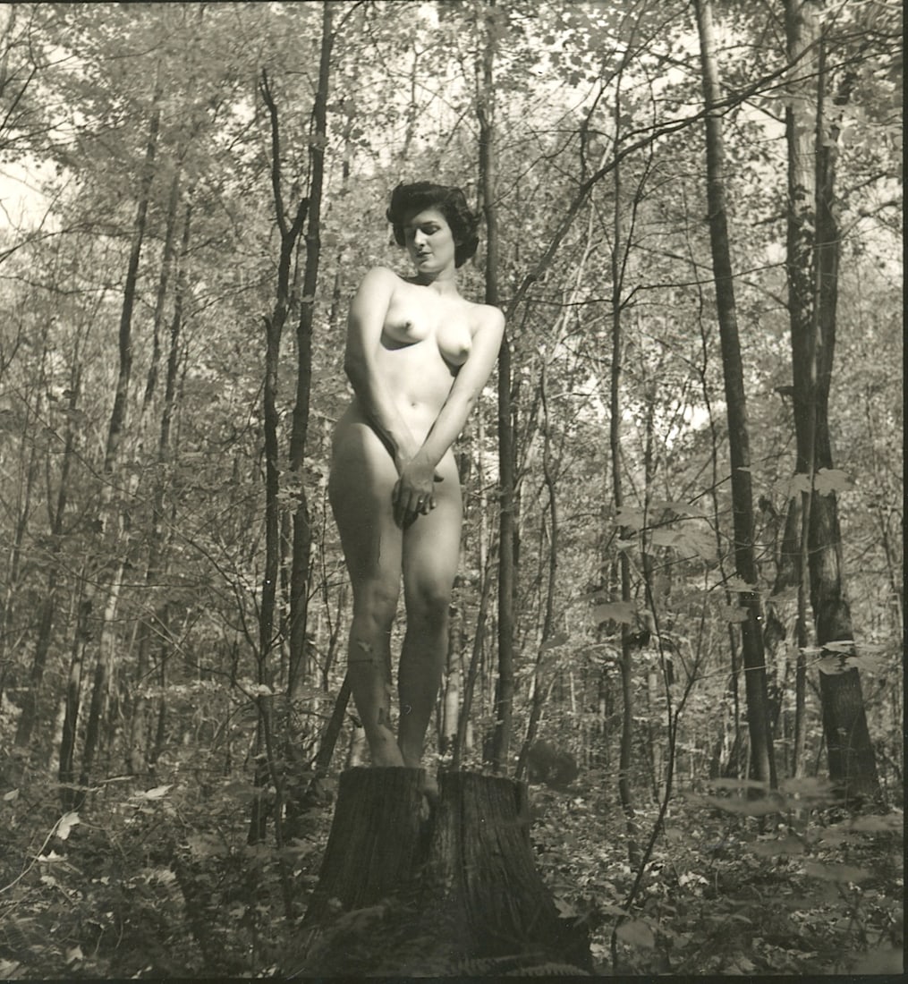 ANDRÉ DE DIENES Vintage Photo 1950s-1960s Nude Study: The provenance of this photo is from the estate/archives of notable photographer André de Dienes (Hungarian 1913 - 1986) in CA. André de Dienes is a well-known photographer, especially recognized fo